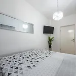 Aurora Seaview Apartman *
